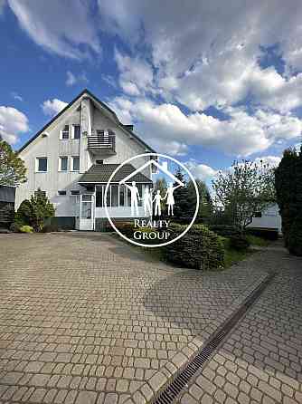 Розкішний будинок з озером: ваша власна оаза спокою 