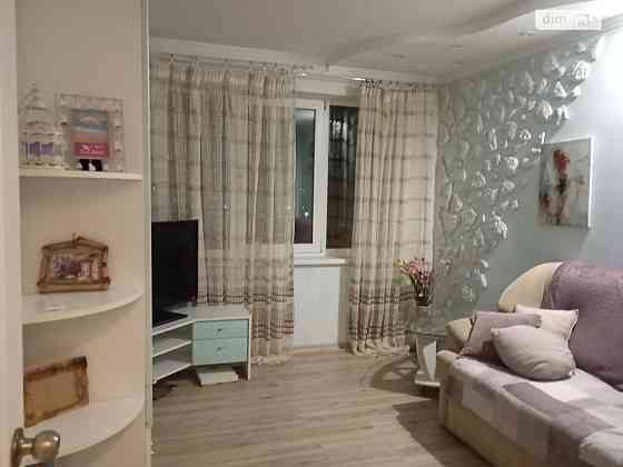 Оренда Квартира 3-кімнатна, 8/9 поверх на Прирічна, 19 Kiev