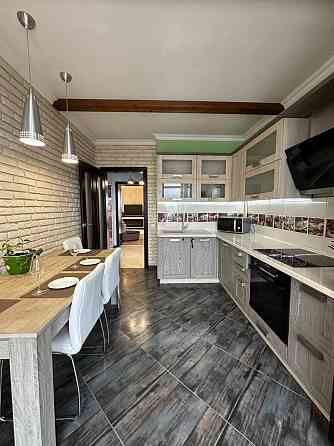 Оренда Квартира 4-кімнатна, 10/11 поверх на Двірська Крихівці