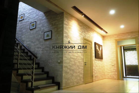 Дом 300 м2 в Романкове 6 спален,на участке ландшафтный дизайн на 16 сотка в 25 км от Киева 