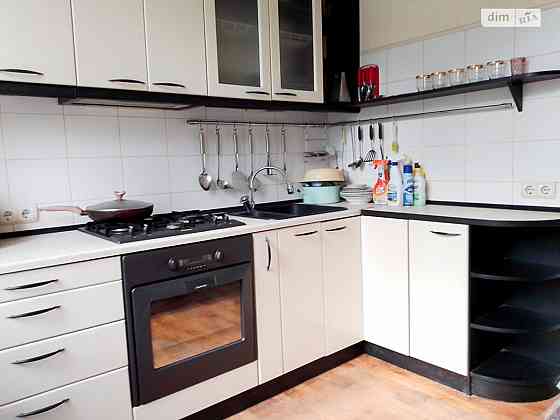 Оренда Квартира 3-кімнатна, 3/5 поверх на Светличного Ивана ул. (Петровского), 6 Kiev