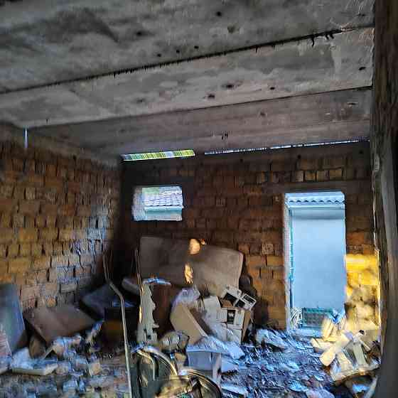 Продам  на Агрономической коробку дома на участке 5,5 соток. Усатове