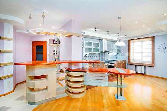 Продаж Квартира 4-кімнатна, 8/14 поверх на Булаховського Академіка вул., д. 5-В Киев