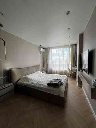 Продаж Квартира 3-кімнатна, 21/25 поверх на Наддніпрянське шосе вул., д. 2а Kiev