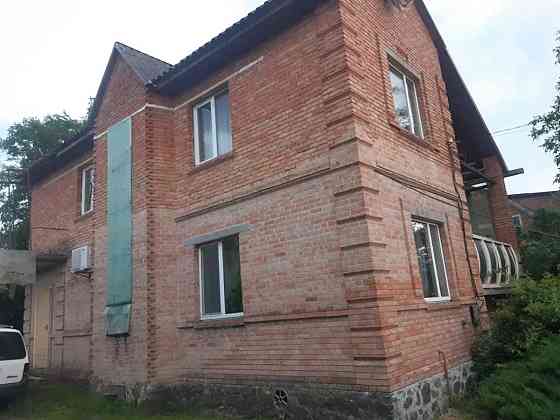 Міцний двоповерховий цегляний будинок. Кропивницький