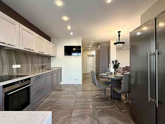 Продаж Квартира 3-кімнатна, 21/23 поверх на Голосіївський вул., д. 30-Б Kiev