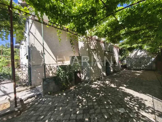 Продаж 2-поверховий Будинок з ділянкою 7 сот 195 кв.м 5 кімн. на Центральна Ужгород