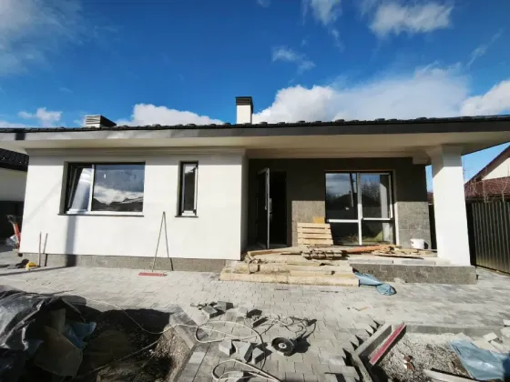 Продаж 1-поверховий Будинок з ділянкою 7.5 сот 140 кв.м 4 кімн. на Зелена Ужгород