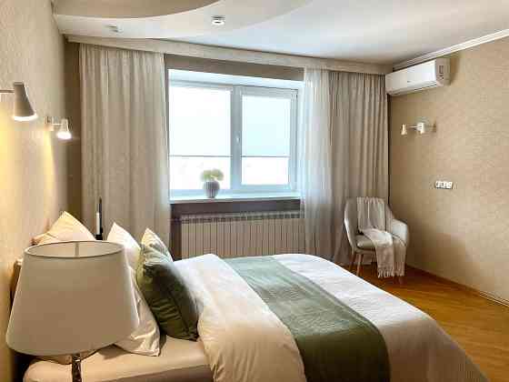 Продаж Квартира 4-кімнатна, 17/18 поверх на Драгоманова вул., д. 15-А Kiev