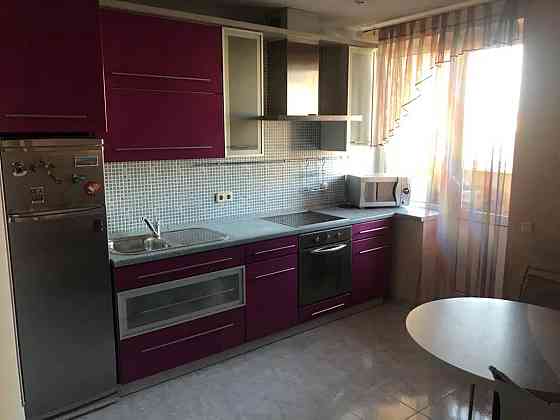 Оренда Квартира 1-кімнатна, 13/17 поверх на вул. Сімї Прахових, 27 Киев