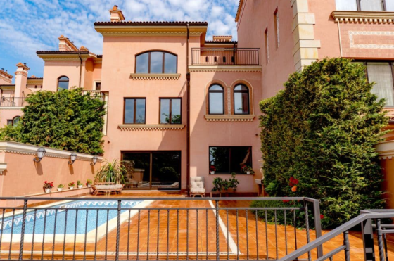 Продаётся 3х этажная Шикарная Вилла, на Золотом берегу!Фонтан! Odessa