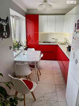 Продаж Квартира 3-кімнатна, 6/9 поверх на Антонова Авіаконструктора вул., д. 2/32 Киев