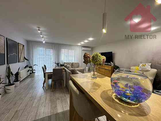 Сучасний будинок з сонячними панелями та гаражем у новому районі. Uzhhorod