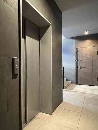 Продаж Квартира 2-кімнатна, 4/9 поверх на Салютна вул., д. 2 Киев