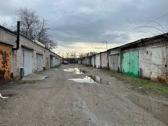 Продається Гараж Під вантажівку / автобус площа 24 кв.м 1-й поверх Каденюка Дніпро