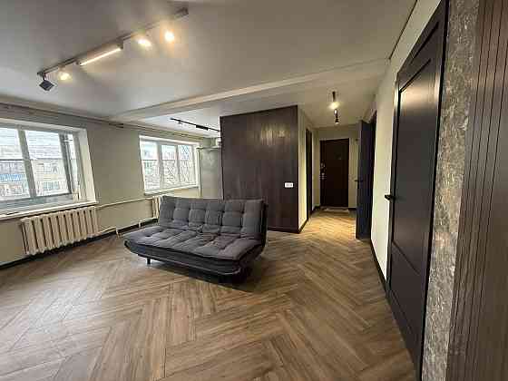 Продаж Квартира 3-кімнатна, 5/5 поверх на Воскресенський вул., д. 15А Kiev