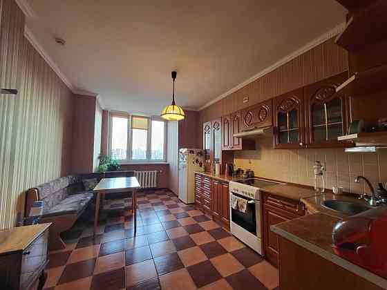 Продаж Квартира 2-кімнатна, 18/36 поверх на Срібнокільська, 1 Київ