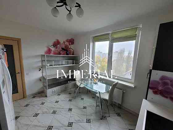 Оренда Квартира 3-кімнатна, 8/17 поверх на вул. Розумовського Київ