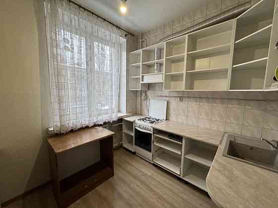 Продаж Квартира 2-кімнатна, 2/5 поверх на Єреванська вул., д. 1 Київ