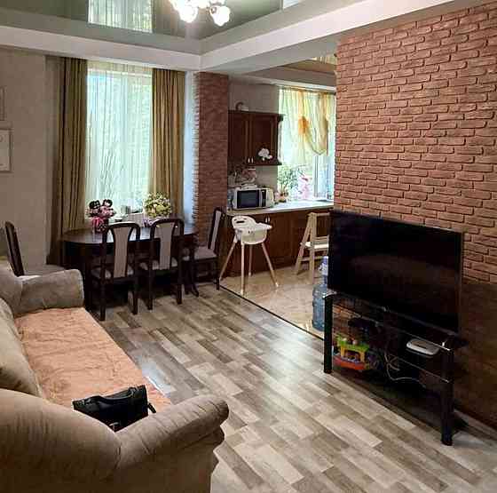 Продаж Квартира 3-кімнатна, 2/4 поверх на Почтовая ул., 137А Дніпро