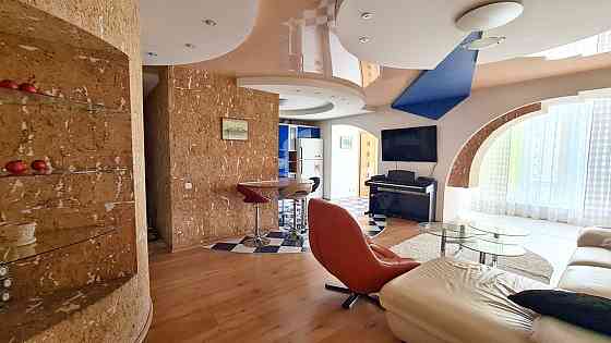 Продаж Квартира 5-кімнатна, 5/10 поверх на Высоцкого ул., 2 Dnipro