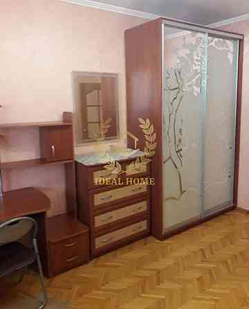 Продаж Квартира 3-кімнатна на Ревуцкого ул., 4 Киев