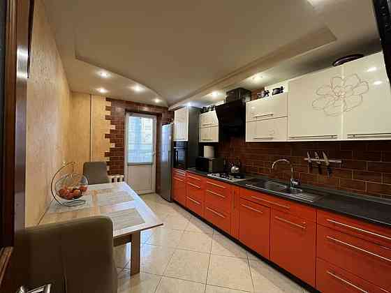 Продаж Квартира 3-кімнатна, 3/10 поверх на вул. Роксоляни Львов