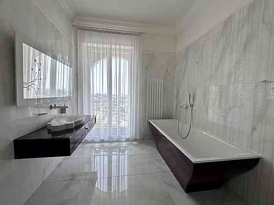 Продаж Квартира 4-кімнатна, 16/17 поверх на Леонтовича ул. Одеса