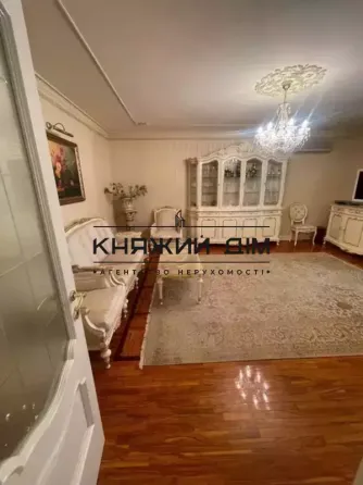 Простора трикімнатна квартира в престижному центрі Києва. №21145306 Kiev