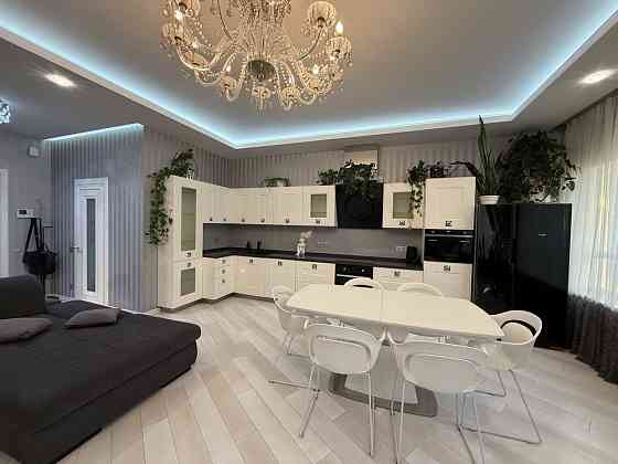 Продаж Квартира 3-кімнатна, 10/24 поверх на Джона Маккейна вул., д. 7 Київ