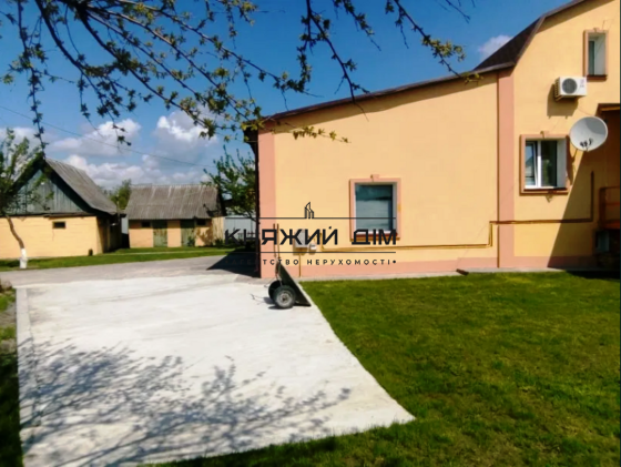 Продам Дом в с. Подгорцы 278 м2 3 этажа на 25 сотках. 