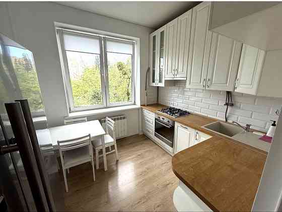 Продаж Квартира 2-кімнатна, 5/5 поверх на Олекси Тихого вул., д. 38/19 Киев