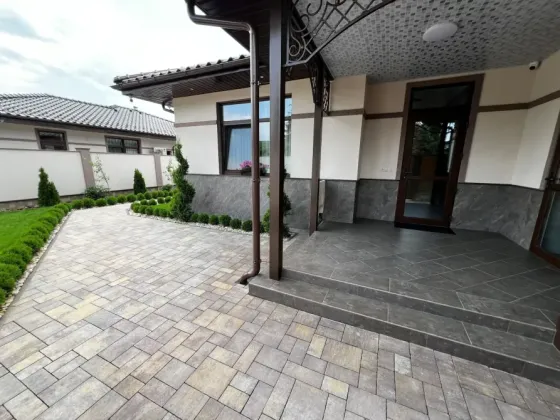 Selling cottage renovated and furnished Vynohradiv