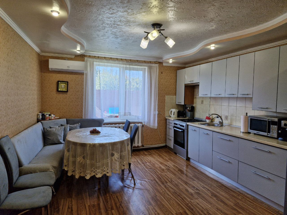 Семейный дом с детской площадкой и гаражом на тихой улице Нерубайське - фото 6