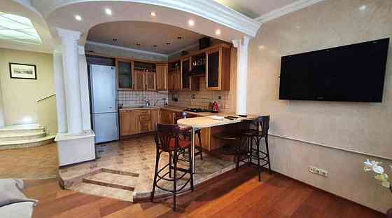 Оренда Квартира 5-кімнатна, 10/11 поверх на Европейская ул., 30 Дніпро