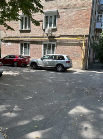 Оренда Квартира 3-кімнатна, 1/3 поверх на Арсенальная ул., 17 Kiev