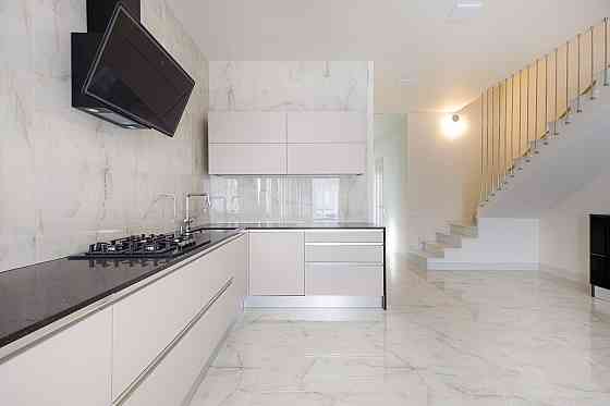 Оренда 3-поверховий Будинок з ділянкою 3 сот 180 кв.м 3 кімн. на Виговського Івана вул. Львов