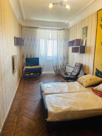 Продам трёх комнатную квартиру на Соборной площади .Исторический дом Папудова.
D 40700 Одесса