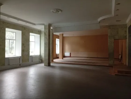 New facility. Owner is doing cosmetic repairs. City center Uspenska Square. Own yard Dnipro