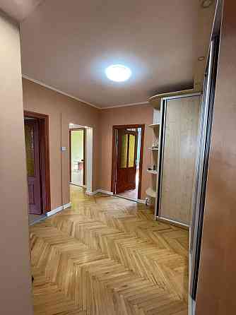 Продаж Квартира 5-кімнатна, 4/9 поверх на вул. Симоненка В. Ивано-Франковск