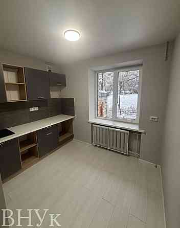 Продаж Квартира 3-кімнатна, 1/5 поверх на Комарова Чернівці