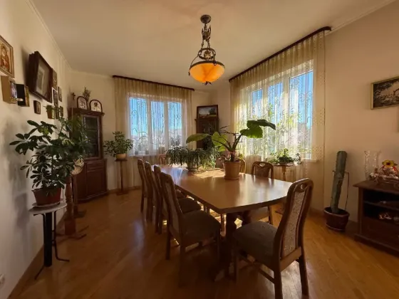 Продаж 3-поверховий Будинок з ділянкою 10.18 сот 547.9 кв.м 5 кімн. на вул.Квіткова Ворзель